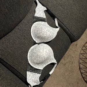 White and black woman’s bra size 42F